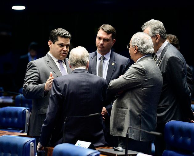 A derrota do governo sobre o abono foi vista como um aviso da insatisfação política com Planalto. Além da pressão pela liberação de emendas, os senadores brigam por questões ligadas aos recurso para estados e municípios.   