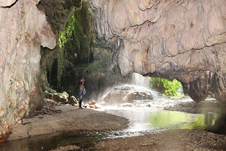 Από το εσωτερικό του σπηλαίου των Ζεστών Νερών 