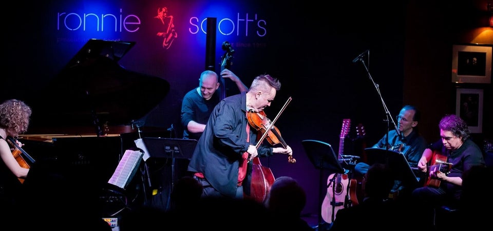 Ο Νάιτζελ Κένεντι με το μουσικό σύνολο Nigel Kennedy Ensemble