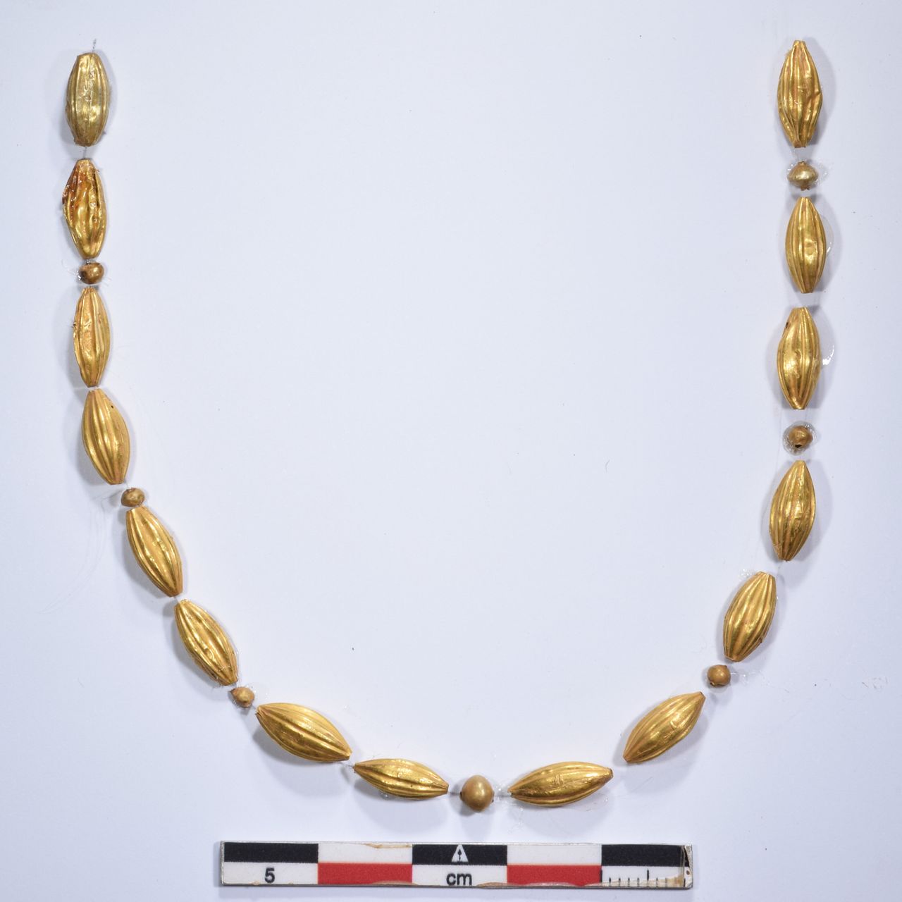 Χρυσό περιδέραιο από τον κιβωτιόσχημο τάφο της Υστερομινωικής περιόδου ΙΙ 