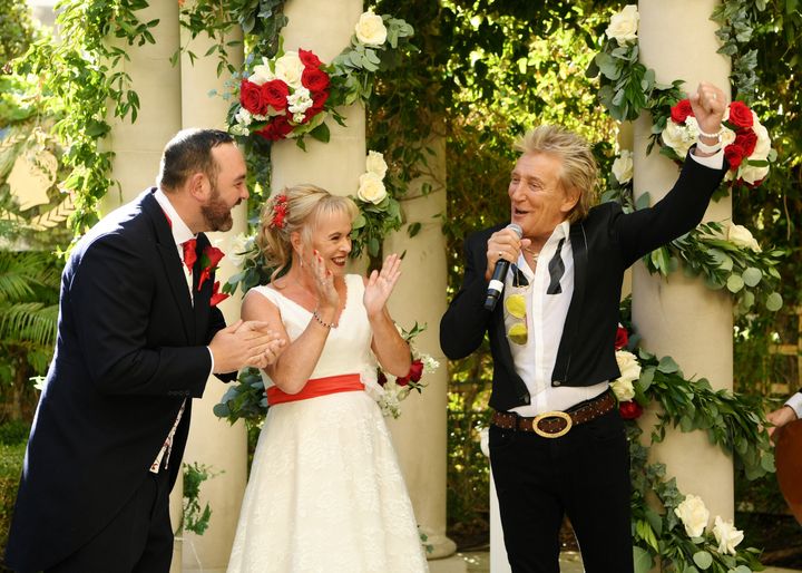 Ο Ροντ Στιούαρτ εμφανίστηκε σε γάμο στο Λας Βέγκας και άρχισε να τραγουδάει στους νεόνυμφους. 