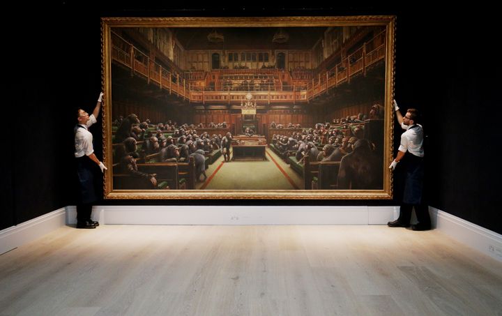 Το έργο του Banksy με τους πιθήκους στο Κοινοβούλιο πωλήθηκε σε τιμή - ρεκόρ.