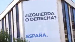 El PP cuelga este lema en su sede y Twitter se llena de memes y