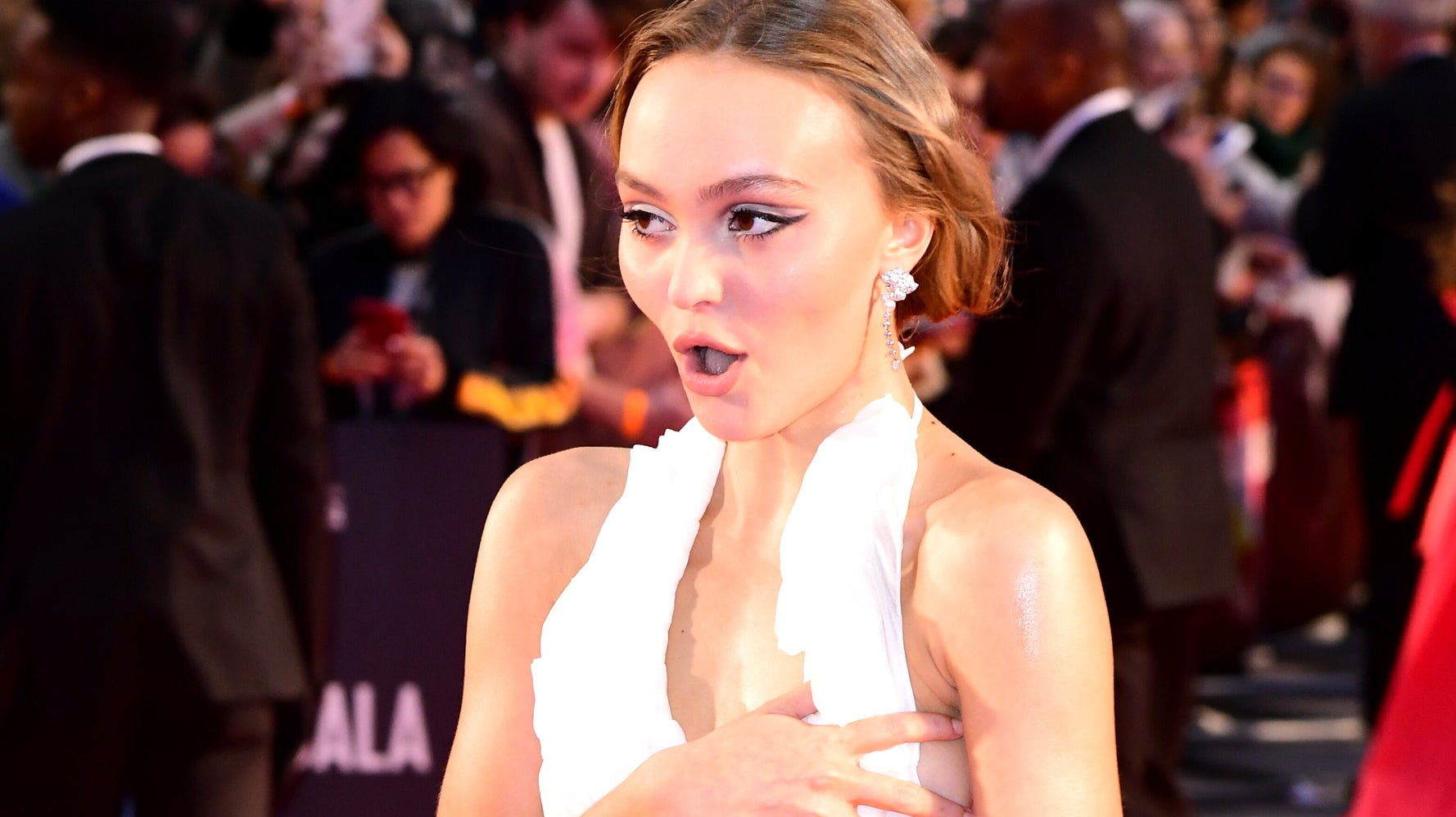 Accident De Decollete De Lily Rose Depp Face A Timothee Chalamet Le Huffpost Accident De Decollete De Lily Rose Depp Face A Timothee Chalamet Le Huffpost