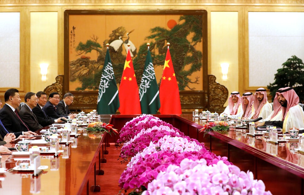 Saudi Crown Prince Mohammed bin Salman (R) meets with Chinese President Xi Jinping (L) at the Great Hall of the People in Bei