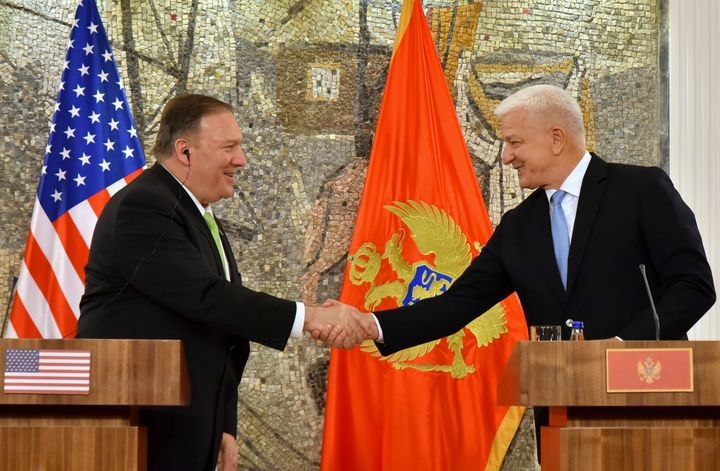 O υπουργός Εξωτερικών των ΗΠΑ Μάικ Πομπέο με τον πρωθυπουργό του Μαυροβουνίου Ντούσκο Μάρκοβιτς, στις 4 Οκτωβρίου 2019.