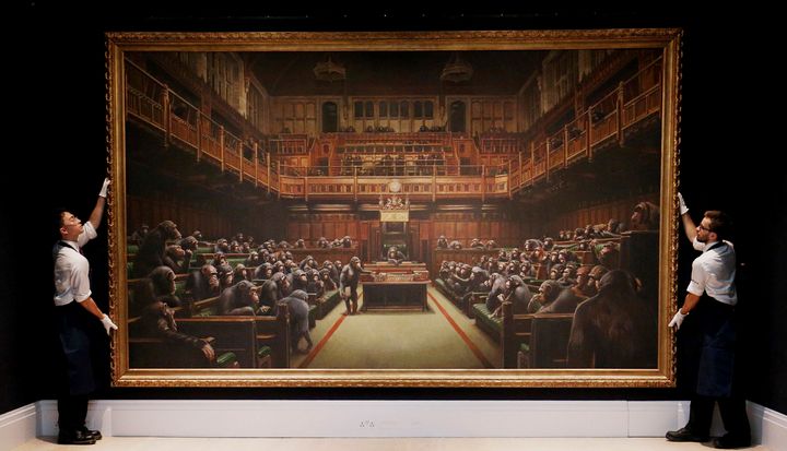 10月4日、サザビーズで約990万ポンド(約13億円)で落札された、バンクシー《Devolved Parliament ( 退化した議会)》(イギリス・ロンドン)