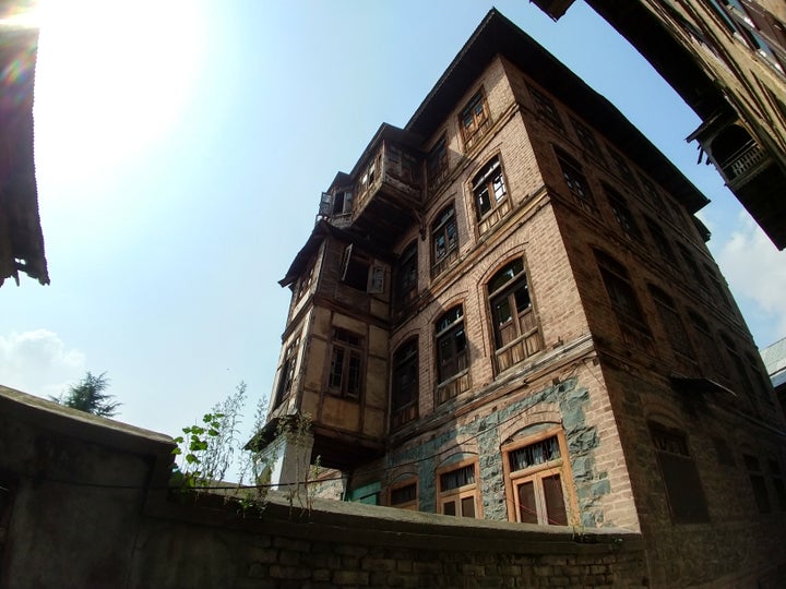 The JK Police has identified three multi-storey houses in Rainawari to station paramilitaries in the area.