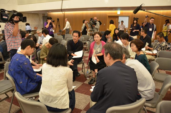 「あいち宣言」について議論する参加者とアーティストたち＝愛知県名古屋市