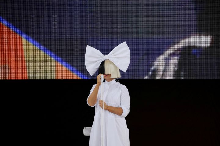 Sia (ici sur scène le 22 juillet 2016) annonce être atteinte du syndrome d'Ehlers-Danlos