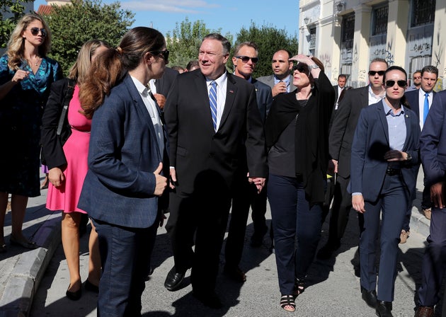 Περιτριγυρισμένος από άνδρες και γυναίκες στης ασφάλειας του.