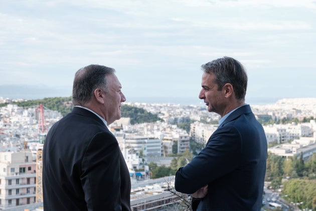 Χαλαρές συζητήσεις με θέα την Αθήνα.