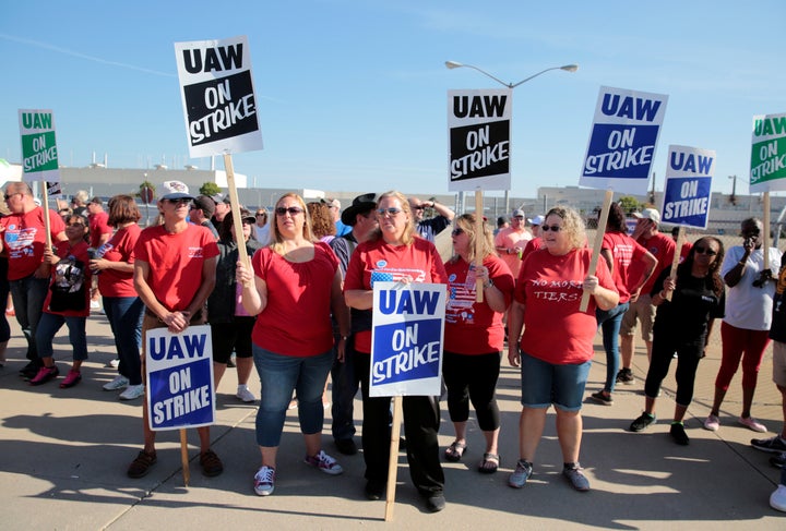 General Motors assembly workers picket outside the shuttered Lordstown Assembly plant during the United Auto Workers (UAW) national strike in Lordstown, Ohio, U.S. September 20, 2019. REUTERS/Rebecca Cook