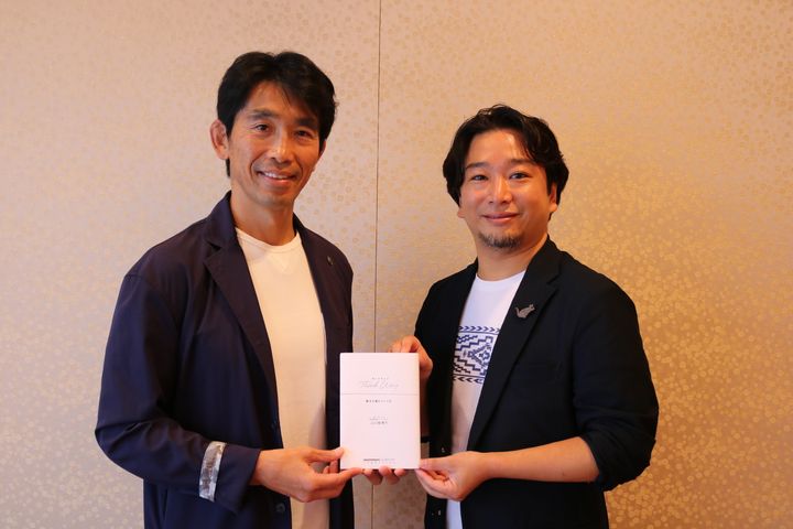 中竹竜二さん（左）、山崎大祐さん（右）今回のインタビューは、二人が手に持つ『サードウェイ』の出版を記念して行われた