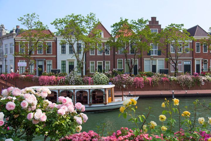 オランダの街並みを忠実に再現した街並み。場内では、季節の花や数々のイベントも楽しむことができ、何度行っても違う顔を見せてくれるテーマパークだ