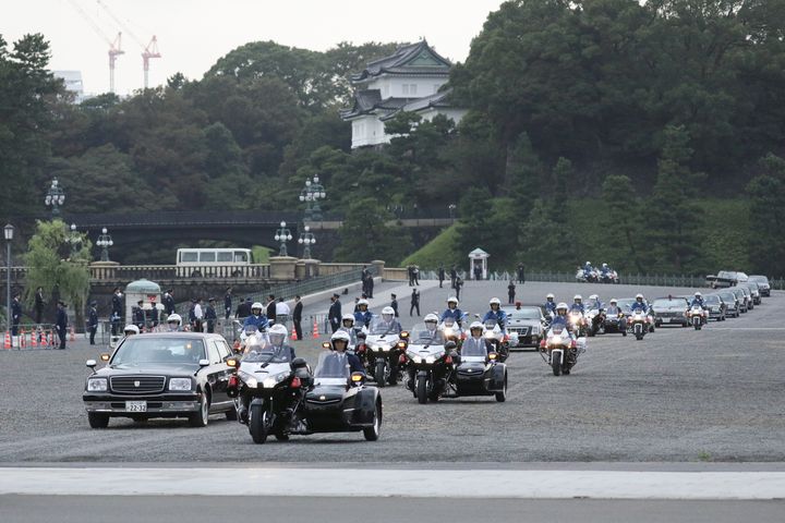 「即位の礼」当日に行われる「祝賀御列の儀」のリハーサルのため、皇居を出発した警察官ら＝６日、東京都千代田区 
