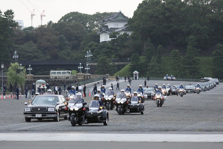 「即位の礼」当日に行われる「祝賀御列の儀」のリハーサルのため、皇居を出発した警察官ら=10月6日、東京都千代田区
