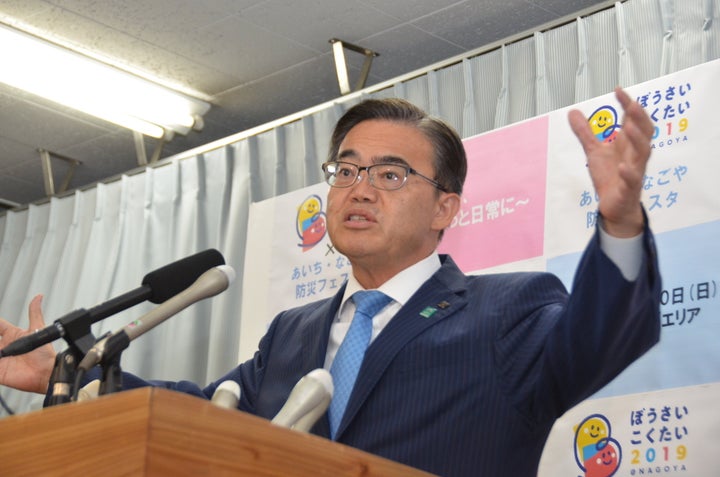 記者会見する大村秀章知事