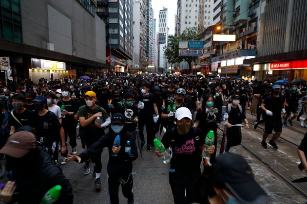 Οι διαδηλωτές συγκρούονται με την αστυνομία εδώ και πολλές εβδομάδες στο Χονγκ Κονγκ.