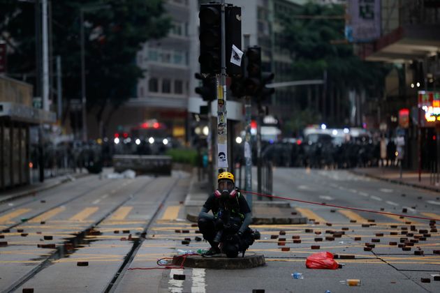 Στιγμιότυπο από τις διαδηλώσεις. Διαμαρτυρόμενος φορά το χαρακτηριστικό κίτρινο κράνος και κάθεται στη μέση του δρόμου.