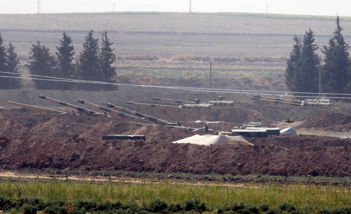 Δυνάμεις του τουρκικού πυροβολικού έχουν λάβει θέσεις στα σύνορα της Συρίας με την τουρκική πόλη Σανλιούρφα, στην οποία επικρατεί το κουρδικό στοιχείο, 