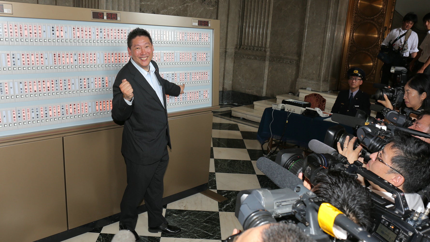 N国 立花孝志党首 議員辞職の意向表明 参院補選の立候補も示唆 必ず戻ってきます ハフポスト