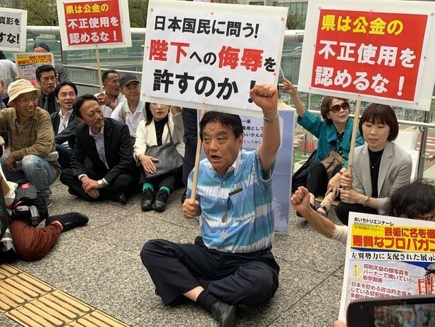 「あいちトリエンナーレ2019」の会場前では、名古屋市の河村たかし市長が座り込んで抗議した。