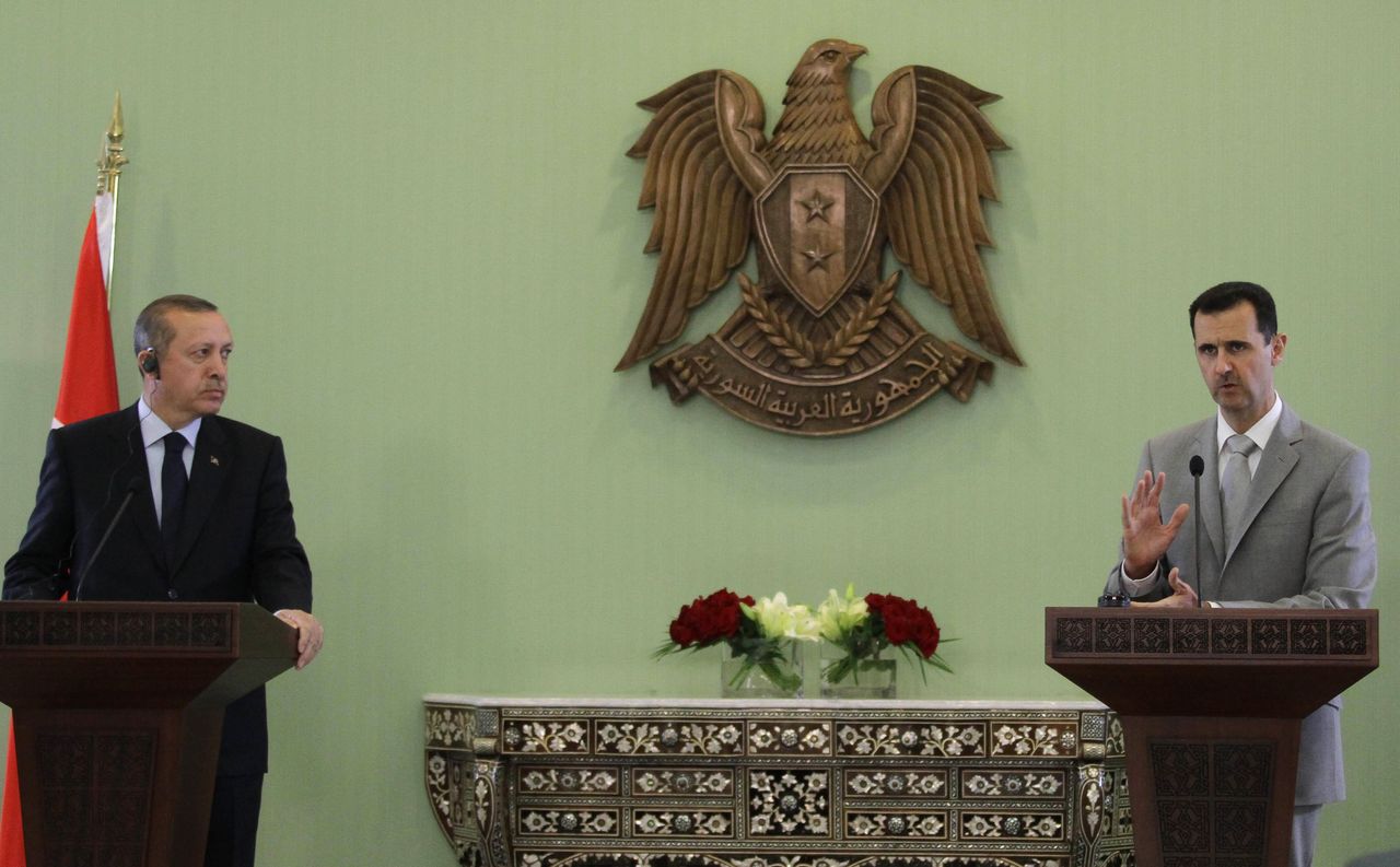 Ο Σύριος πρόεδρος Άσαντ υποδέχεται τον τότε Τούρκο πρωθυπουργό Ερντογάν τον Οκτώβριο του 2010 στη Δαμασκό. 
