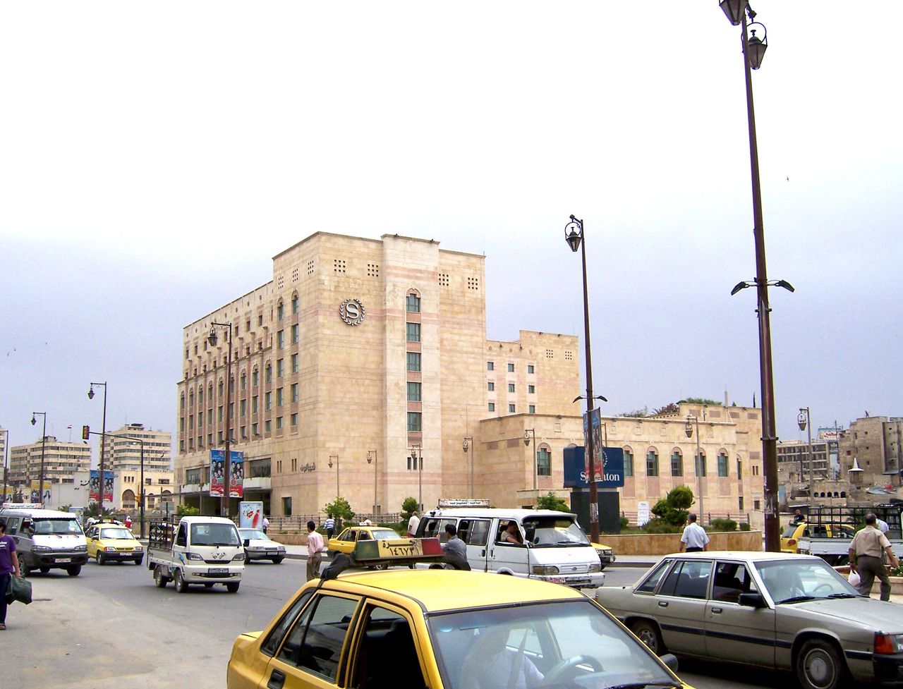 Μια καθημερινή ημέρα στο Χαλέπι του 2005. Στο βάθος διακρίνεται το Aleppo Sheraton Hotel.