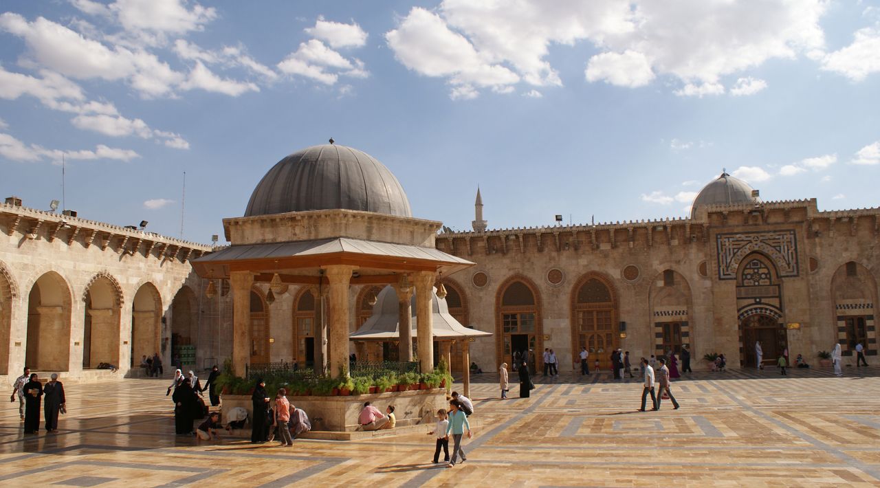 Το ιστορικό τζαμί Ουμαγιάντ, θρησκευτικό κέντρο του μουσουλμανικού κόσμου, χτίστηκε το 715 και συγκαταλέγεται στα Μνημεία Παγκόσμιας Πολιτιστικής Κληρονομιάς της UNESCO. Η φωτογραφία είναι τραβηγμένη το 2010, λίγα χρόνια πριν το ξέσπασμα του πολέμου.