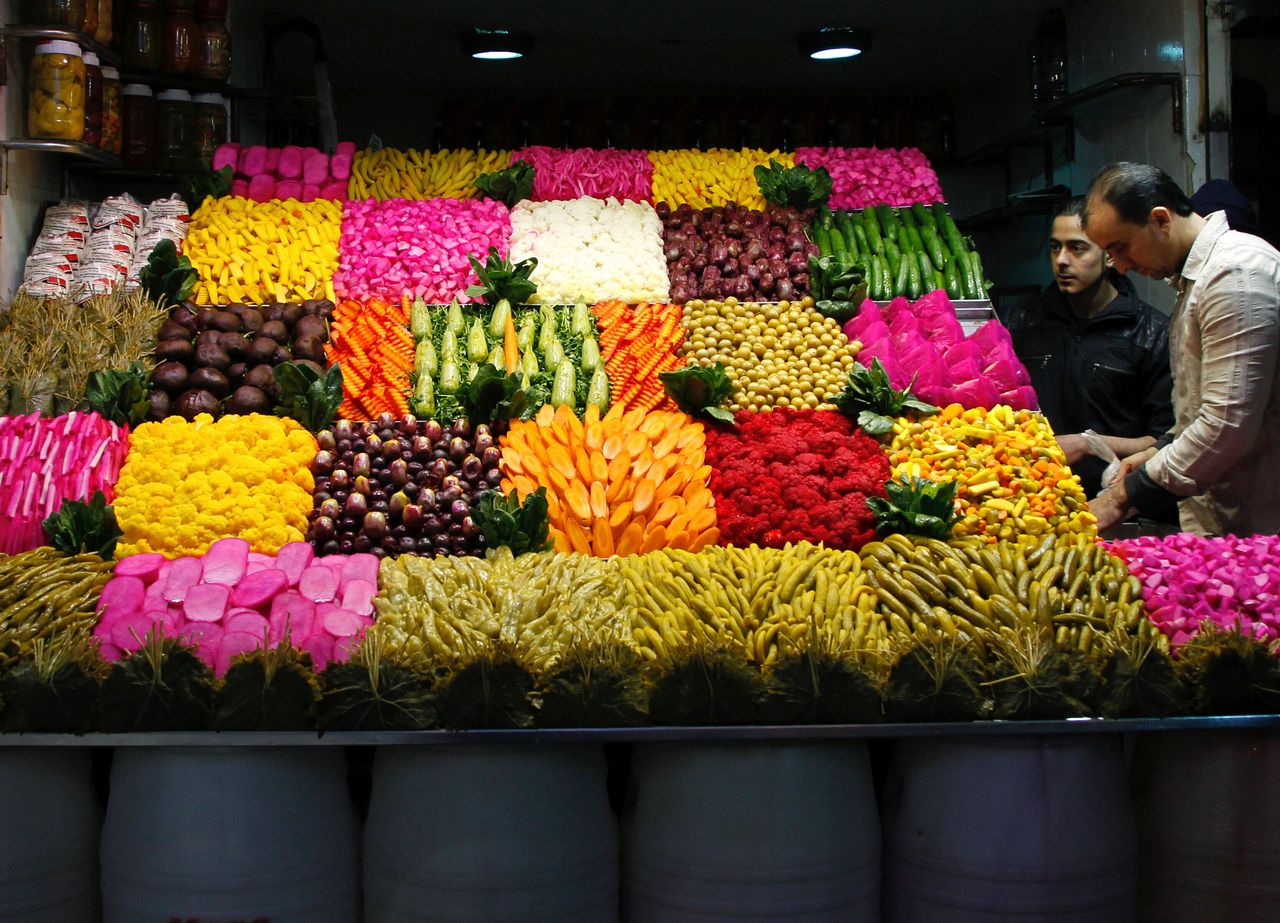 Καθημερινά χιλιάδες Σύριοι διέσχιζαν τις αγορές της Δαμασκού και του Χαλεπιού, τα λεγόμενα «σουκ», γεμάτα πάγκους με μπαχάρια, κοσμήματα, παραδοσιακές χειροτεχνίες και μυρωδιές από φαγητά. 30 Δεκεμβρίου, 2010.