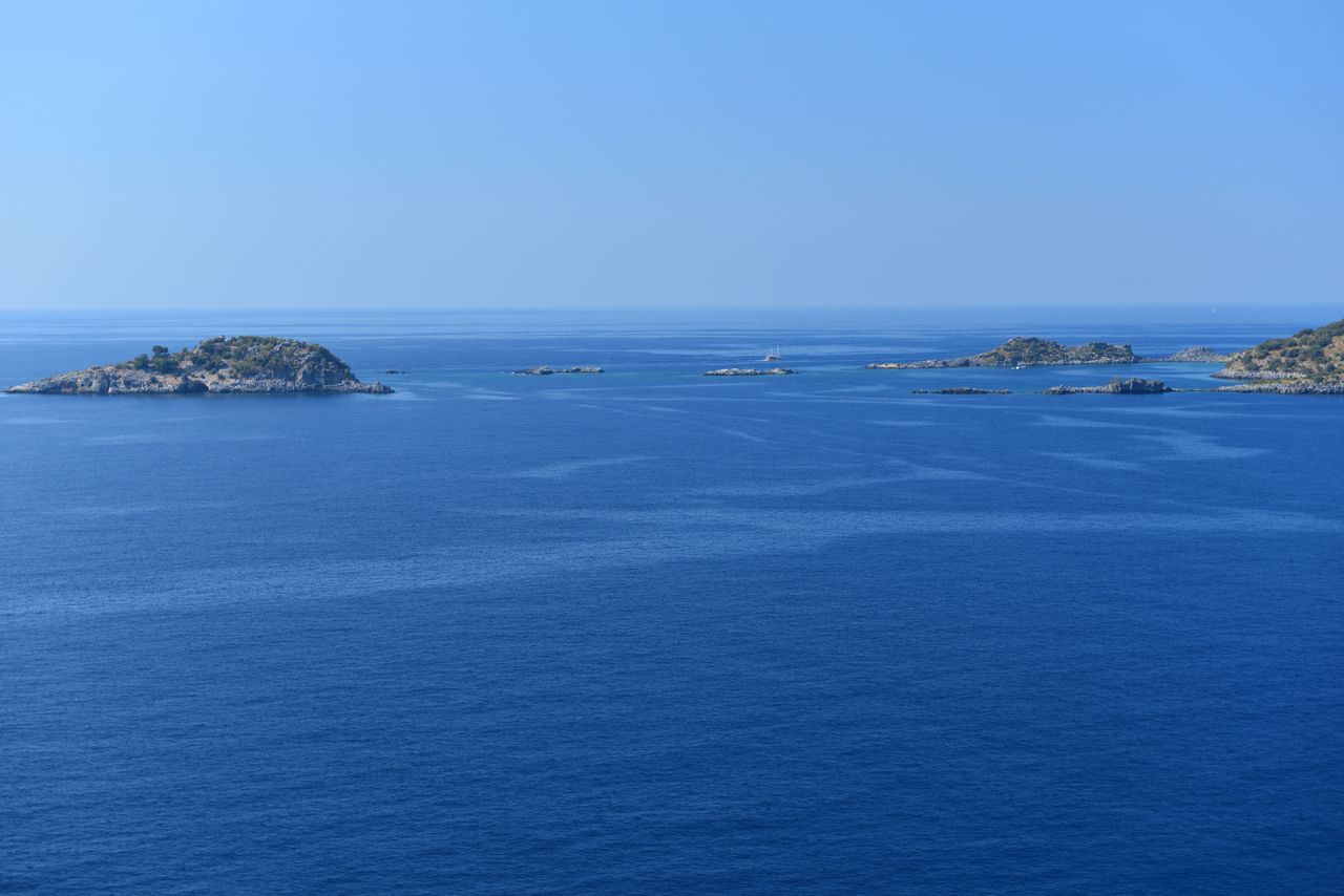 To νησάκι Karaca όπως διακρίνεται από το διπλανό νησί, του Αγίου Νικολάου.