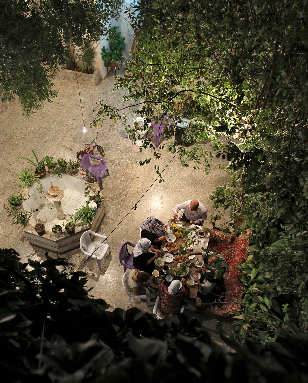 Μια οικογένεια μουσουλμάνων τρώνε στην αυλή του σπιτιού τους στη Δαμασκό, κατά τη διάρκεια του Ραμαζανιού, 29 Αυγούστου του 2010.