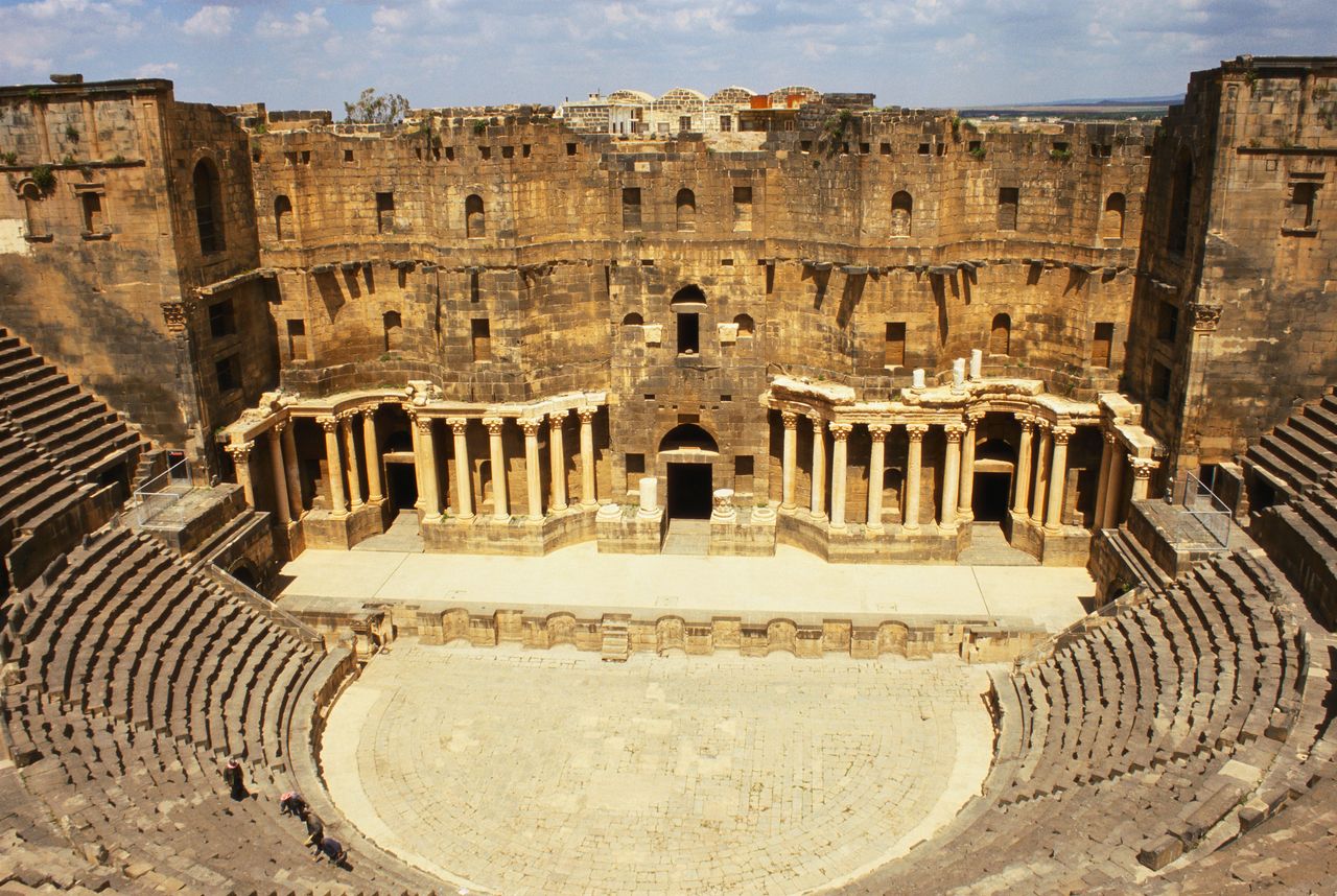 Το ρωμαϊκό θέατρο της Μπόσρα. Η Αρχαία Πόλη της Μπόσρα, η οποία καταγράφηκε ως Μνημείο Παγκόσμιας Κληρονομιάς της UNESCO το 1980 και προστέθηκε στον κατάλογο Μνημείων Παγκόσμιας Κληρονομιάς σε Κίνδυνο της UNESCO το 2013, ήταν κάποτε η πρωτεύουσα της ρωμαϊκής επαρχίας της Αραβίας και αποτελούσε στάση για καραβάνια στη διαδρομή προς Μέκκα.