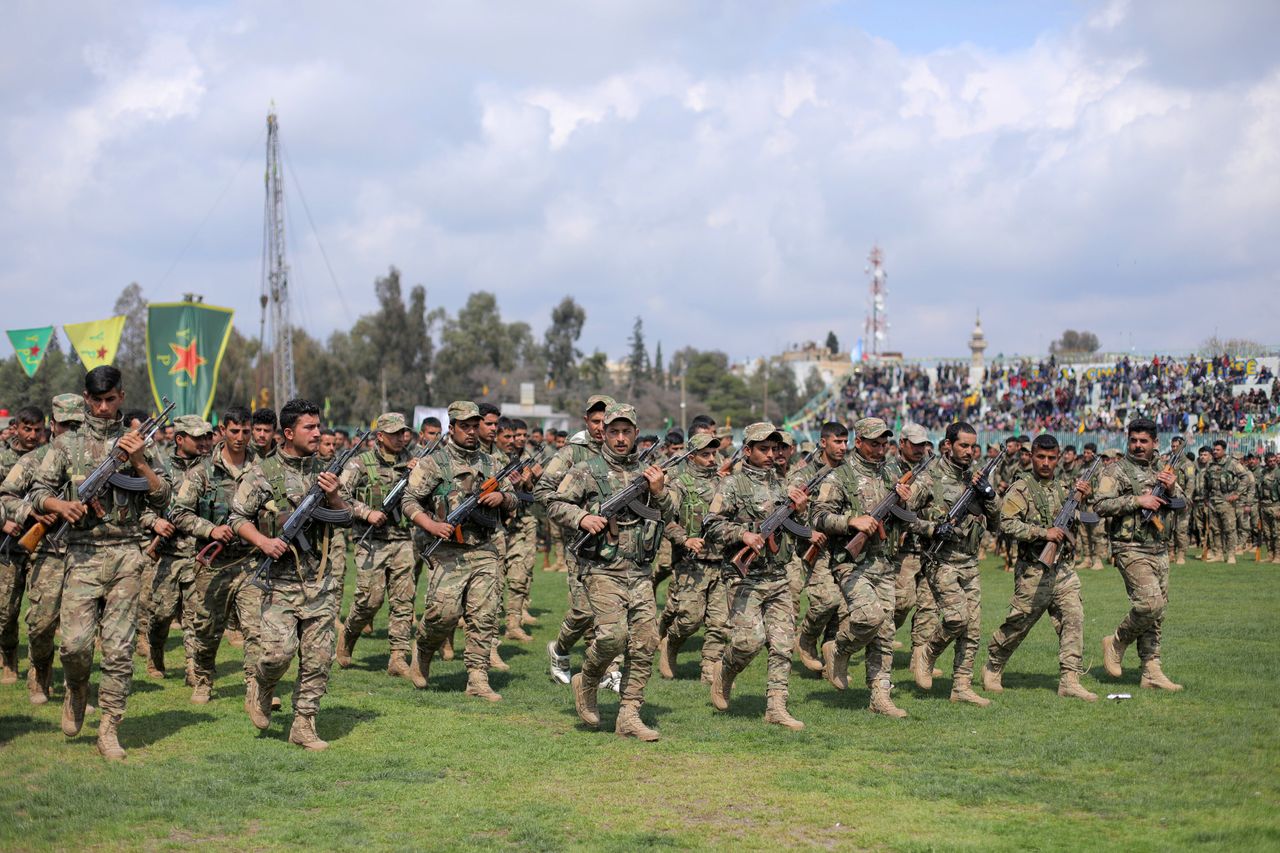 Κούρδοι μαχητές του ΥPG σε στρατιωτική παρέλαση κατά τη διάρκεια εορτασμών για τις νίκες επί του Ισλαμικού Κράτους.
