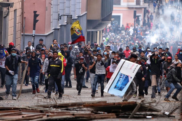 Un grupo de manifestantes (en su mayoría indígenas), tomando las calles de Quito, este...