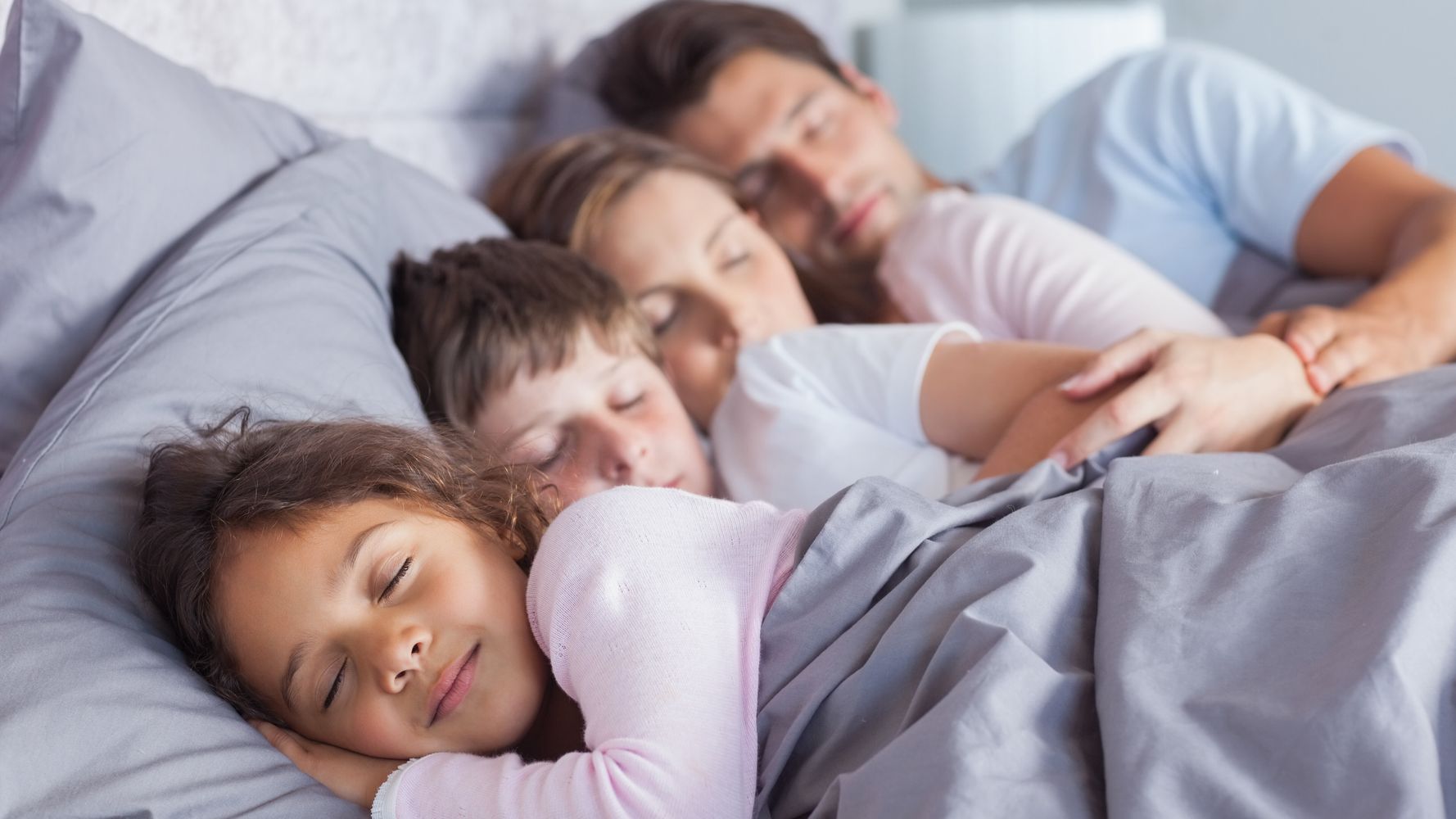 El curioso caso de la familia que era feliz durmiendo cuatro horas al día |  El HuffPost Life