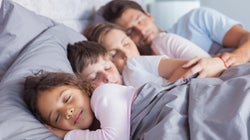 El curioso caso de la familia que era feliz durmiendo cuatro horas al