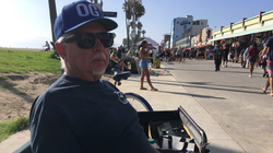 On a rencontré le “Vanlord”, qui loue illégalement des vans aux sans-abri de Los