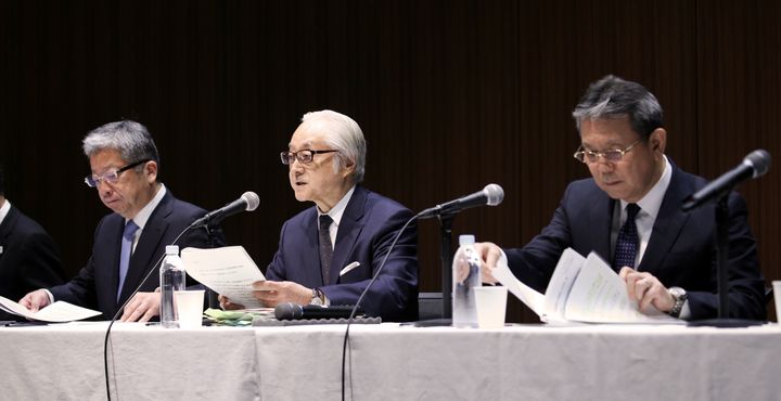 かんぽ生命／記者会見する日本郵便の長門社長ら