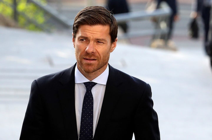 El exfutbolista español Xabi Alonso llega a la Audiencia Provincial de Madrid (España).