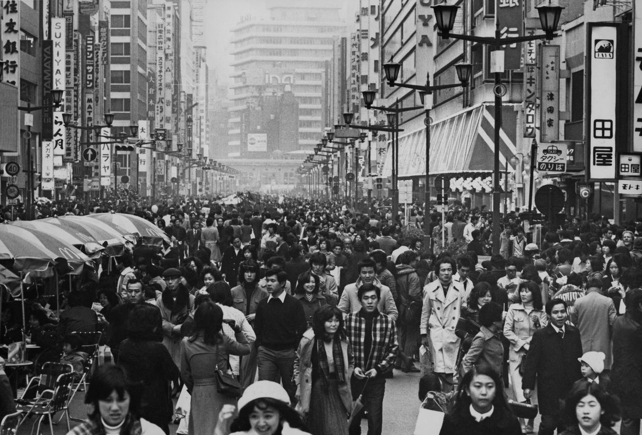 Ginza - Tokyo, Japan , κατά τη διάρκεια της οικονομικής κρίσης - 23 Δεκεμβρίου 1975 