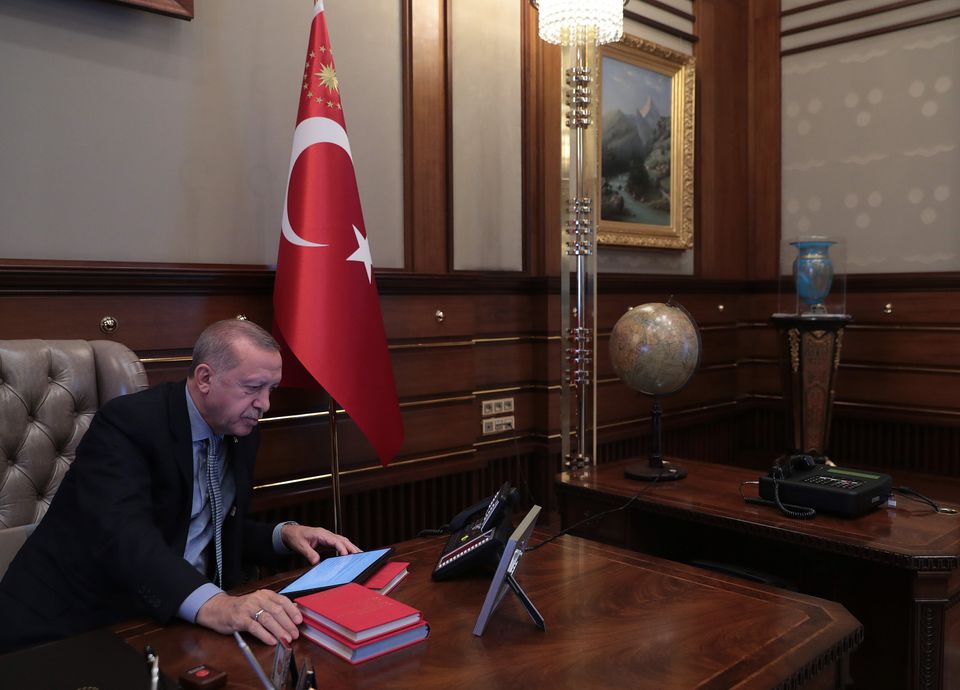Ο Τούρκος πρόεδρος, Ταγίπ Ερντογάν, παρακολουθεί από το τάμπλετ του την εξέλιξη της στρατιωτικής επιχείρησης στη Συρία.