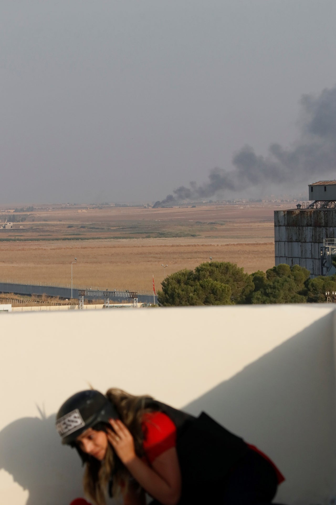 Πολεμική ανταποκρίτρια, που καλύπτει τις εξελίξεις στη Συρία, προσπαθεί να κάνει την δουλειά της, την ώρα που δίπλα της σκάνε βόμβες.