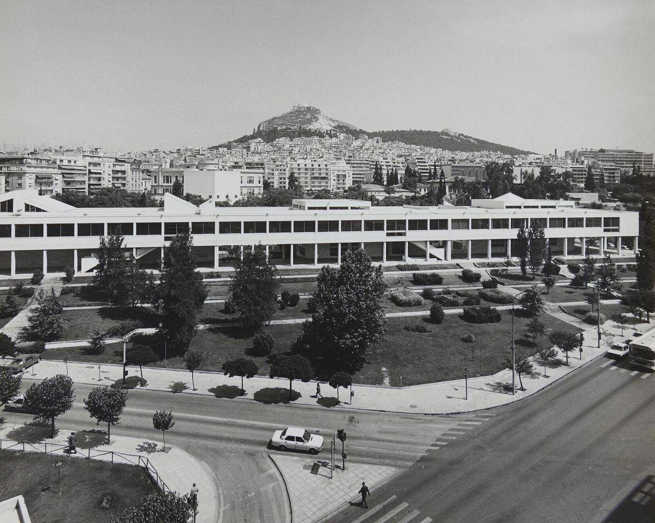 Γενική άποψη του Ωδείου Αθηνών με τη λεωφόρο Βασ. Κωνσταντίνου εμπρός και το ευρύτερο περιβάλλον της Αθήνας (φωτογραφία γύρω από το 1975). 