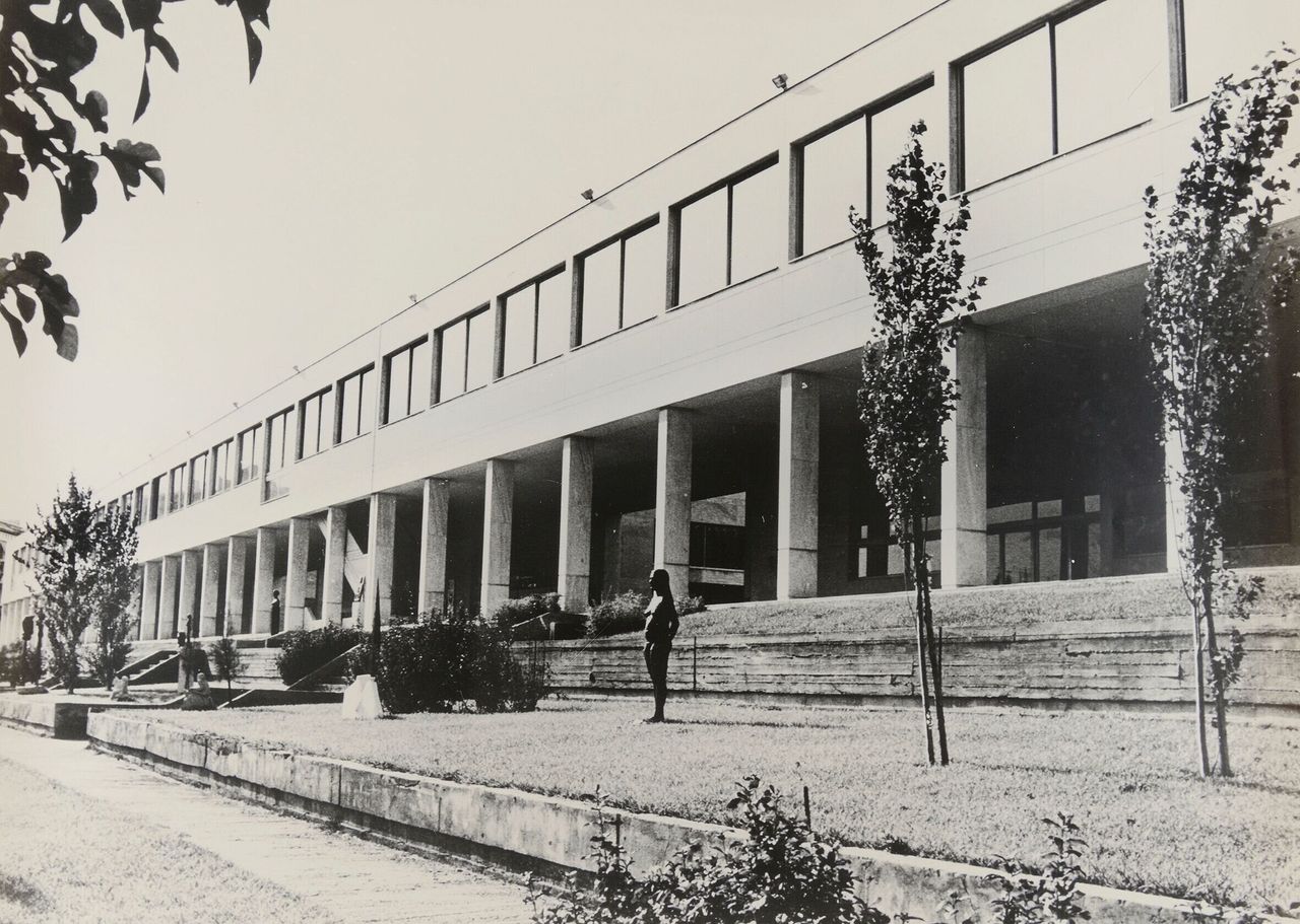 Η κύρια όψη του Ωδείου Αθηνών από τον περιβάλλοντα χώρο προς τη λεωφ. Βασ. Κωνσταντίνου (φωτογραφία γύρω στο 1975)