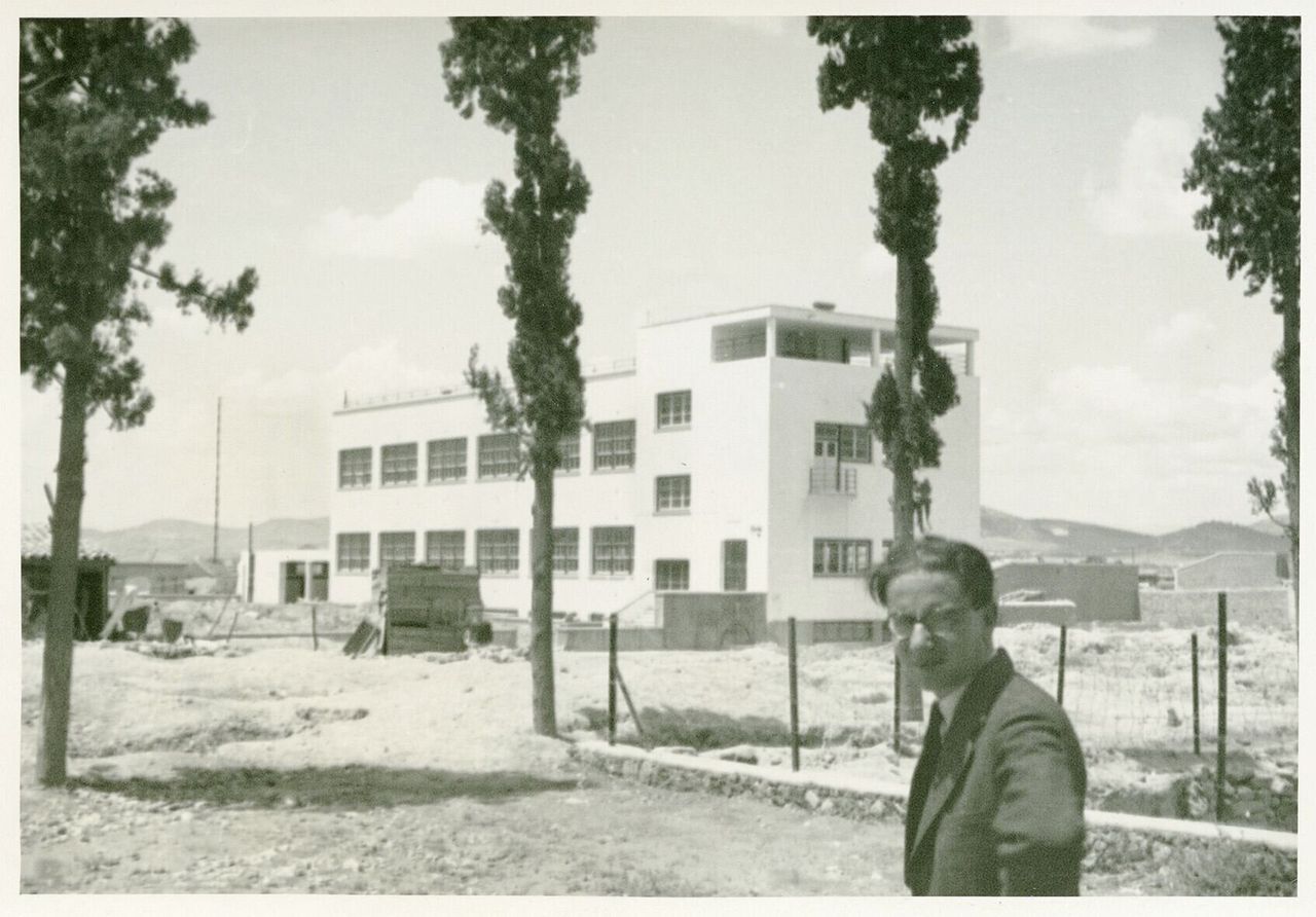 Ο Ιωάννης Δεσποτόπουλος μπροστά από το υπό κατασκευή σχολικό κτίριο στην περιοχή της Ακαδημίας Πλάτωνος, Αθήνα (1932)