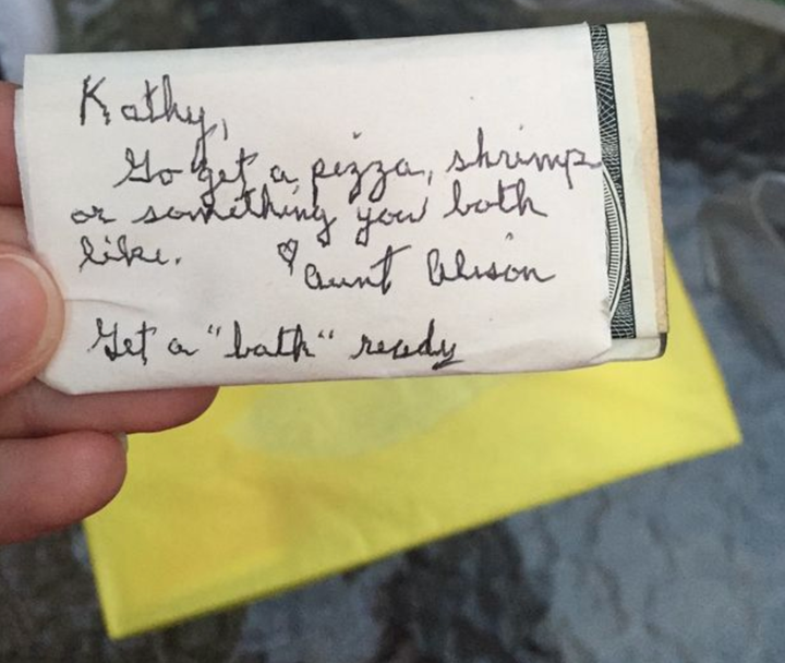 O bilhete endereçado a Kathy dizia “vá comprar uma pizza, camarões ou alguma outra coisa que vocês dois gostem”.
