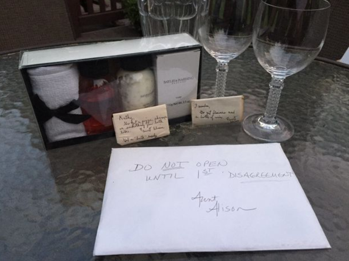 A caixa de presente também incluía um vaso de cristal para flores, dois copos de cristal para vinho, sabonete, loção e sais de banho efervescentes.