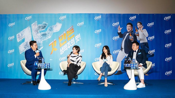 ‘카스 신규 CF 공개 기자간담회’에서 촬영 현장 에피소드를 말하고 있는 광고모델 김준현, 손나은, OB맥주 남은자 전무